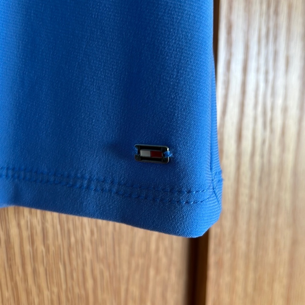 Tommy Hilfiger sleeveless collared button up blouse. Large. Blue - Picture 2 of 6